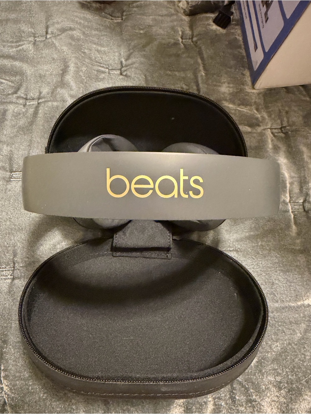 Beats by Dre Over-Ear wireless Headphones with noise canceling